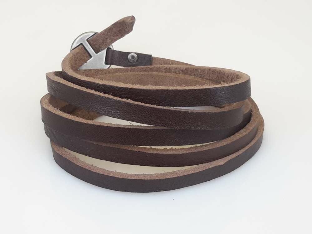Die 5-K&ouml;pfe-Armbinde ist schwarz und wei&szlig;, gesp