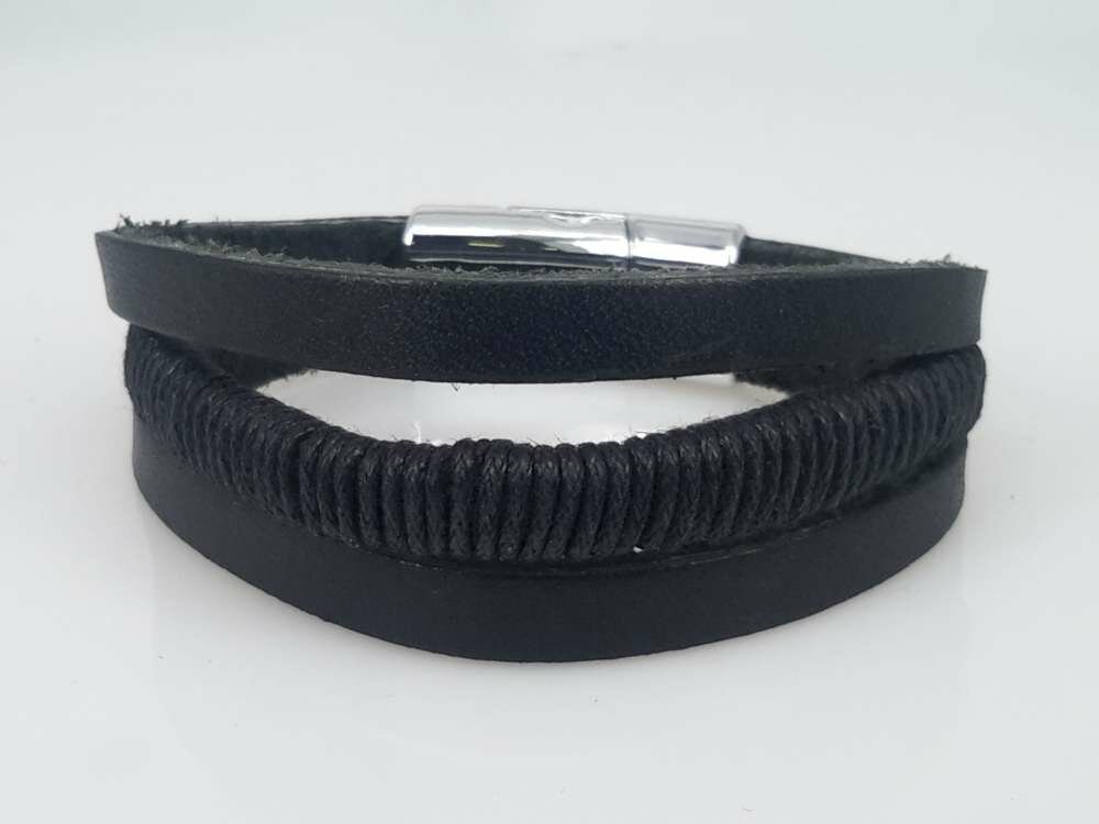 Schwarzes Lederarmband, L&auml;nge 15 cm, mit 3 Seilb&auml;ndern und Magnetverschluss.