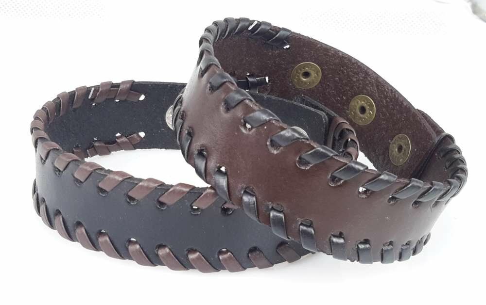Armband aus Glattleder &ndash; Schwarz oder Braun, mit Flechtdetail, verstellbare Gr&ouml;&szlig;e.