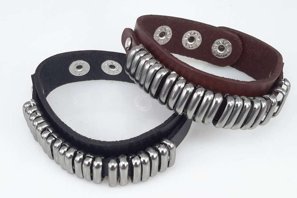 Glattlederarmband &ndash; Ringe &amp; Druckknopfverschluss, Schwarz oder Braun