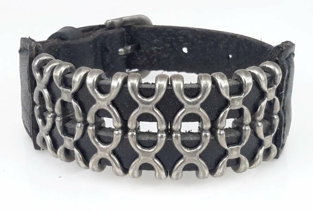Schwarzes Lederarmband &ndash; Doppelte X-Reihe mit Schnallenverschluss.