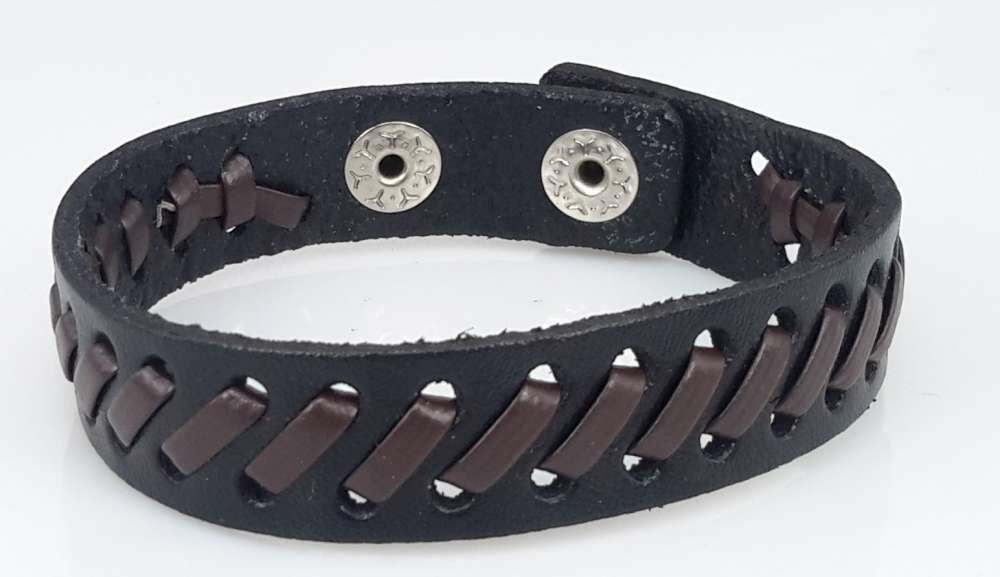 Lederarmband braun mit schwarzem Zopfmuster und Druckknopf
