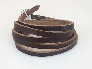 Die 5-K&ouml;pfe-Armbinde ist schwarz und wei&szlig;, gesp