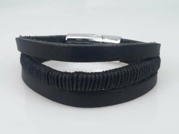 Schwarzes Lederarmband, L&auml;nge 15 cm, mit 3 Seilb&auml;ndern und Magnetverschluss.