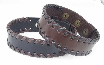 Armband aus Glattleder &ndash; Schwarz oder Braun, mit Flechtdetail, verstellbare Gr&ouml;&szlig;e.