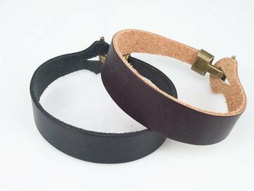 Glattes Lederarmband &ndash; leicht gebogen mit Hakenverschluss, schwarz oder braun, 3er-Pack