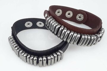 Glattlederarmband &ndash; Ringe &amp; Druckknopfverschluss, Schwarz oder Braun
