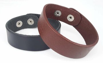 Breites Lederarmband, glatt, schwarz oder braun mit Druckknopf.