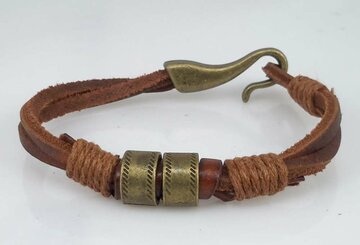 Braunes Seillederarmband &ndash; Bronzeringe und Hakenverschluss