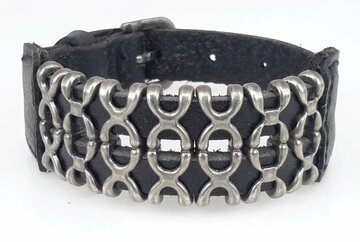 Schwarzes Lederarmband &ndash; Doppelte X-Reihe mit Schnallenverschluss.