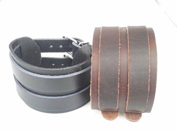 Breites Lederarmband &ndash; Doppelriemen mit Schnallenverschluss, Schwarz oder Braun