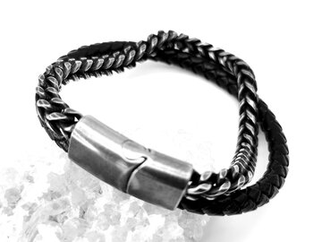 Herrenarmband aus geb&uuml;rstetem Stahl mit doppeltem Gourmet-Glied und Leder in 2 Gr&ouml;&szlig;en.