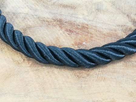Mooie grove geweven zwarte touw ketting.