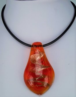 Murano hanger, rood en doorzichtig met goudkleurig druppel.