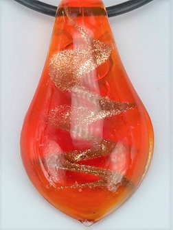 Murano Anh&auml;nger, rot und transparent mit goldfarbenem Tropfen.