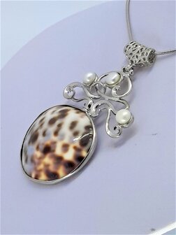 Tiger cowry schelp hanger met 3 zoete waterparel.