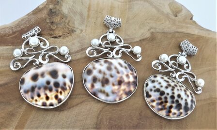 Tiger cowry schelp hanger met 3 zoete waterparel.