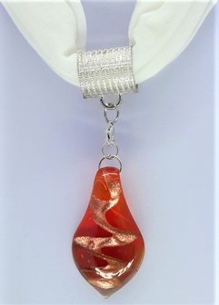 Murano hanger, rood en doorzichtig met goudkleurig druppel.