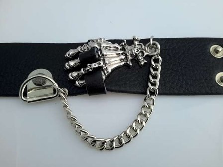 Brede leren armband, metalen skelethand aan handboeiketting. zwart