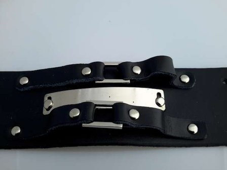 Brede leren armband, metalen beugel, 2 riempjes, bolstuds, zwart