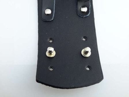 Brede leren armband, metalen beugel, 2 riempjes, bolstuds, zwart