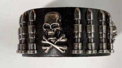 Leren armband met &#039;&#039;Bullits &amp; Skull&#039;&#039; studs. bruin, zwart en wit