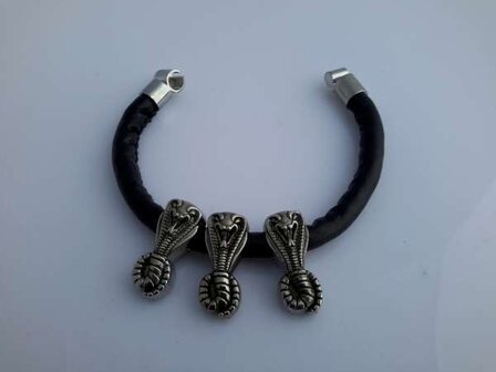 PU leren armband, rond, 3 cobra hangertjes, zwart 