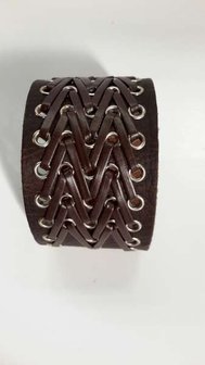 Brede leren armband, W-vlecht door metalen ringetjes, zwart en bruin