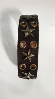 Smalle leren armband, messing gaatjes en sterren, zwart en bruin