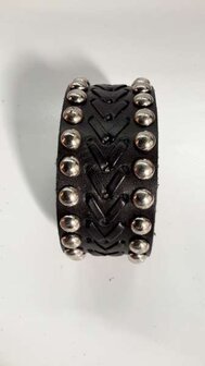 Brede leren armband, V-vlecht en ronde studs, zwart en bruin