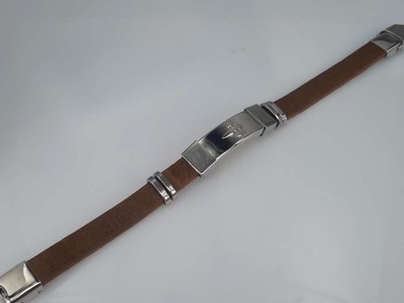 Leren armband bruin, plaat met Gotisch zwaard in houder, edelstaalsluiting