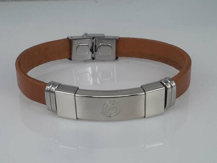 Leren armband lichtbruin, plaat met krul in houder, edelstaalsluiting