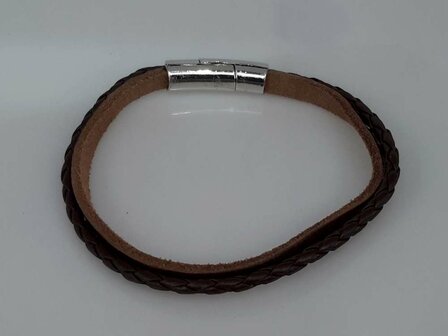 Stoere smalle leren 2dl bruin armband met magneet sluiting.