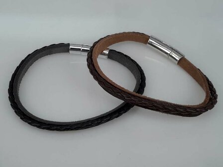 Stoere smalle leren 2dl bruin armband met magneet sluiting.