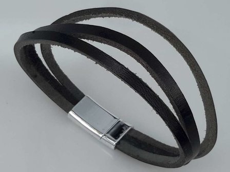 Stoere smalle leren trio zwart 22-23 cm armband met magneet sluiting.