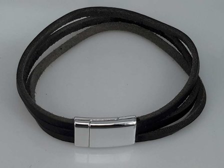 Stoere smalle leren trio zwart 22-23 cm armband met magneet sluiting.