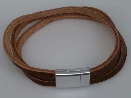 Stoere smalle leren trio bruin armband met magneet sluiting.