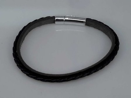 Stoere smalle leren 2dl zwart armband met magneet sluiting.