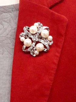 Broche, zilverkleur, rozet met parels en kristalglas