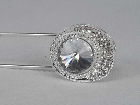 Speld, zilverkleur met grote zirkonia en omring door strass.