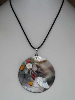 Ketting, zwart lederlook, hanger: abalone schelp, edelsteentjes