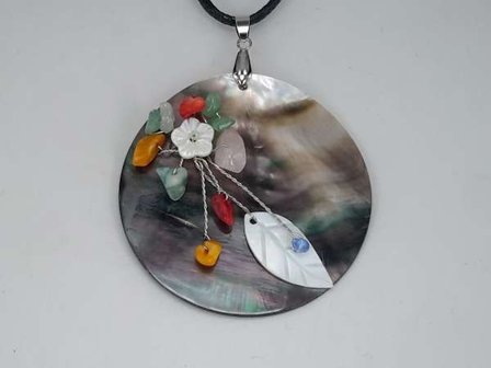 Ketting, zwart lederlook, hanger: abalone schelp, edelsteentjes