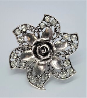 Broche voor sjaal, bloem met blad vol strass steentjes.