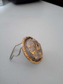 Carnavate Reira, Broche clip voor sjaal, Heelal Globe, strass