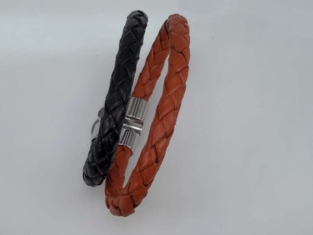 Stoere leren rond lichtbruin gevlochten armband met insteeksluiting.