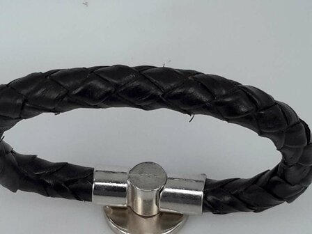 Stoere leren rond zwart gevlochten armband met insteeksluiting.