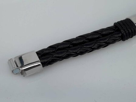 Leder schwarz herum geflochtenes Armband mit Einsteckverschluss.