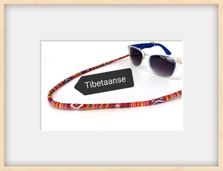 Last trend in fashion accessoires brillenkoord word vervangen door Tibetaanse stof ketting.