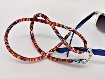 Last trend in fashion accessoires brillenkoord word vervangen door Tibetaanse stof ketting.