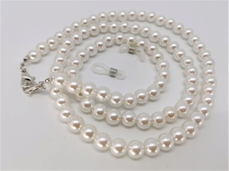 Die trendige Brillenkordel bei Modeaccessoires wird durch die modische Perlenkette ersetzt.